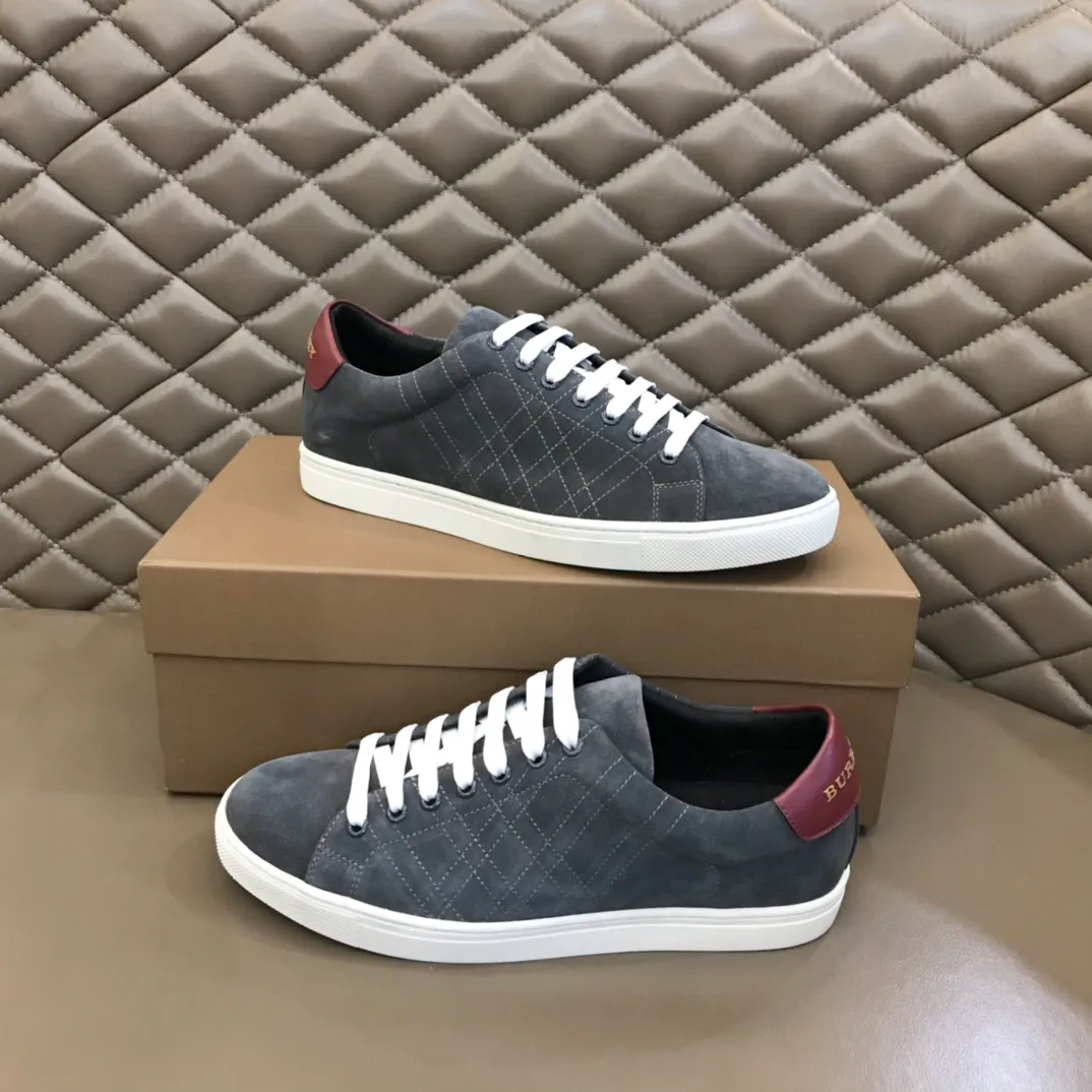 ◾️¥380 B’s men’s classic low-top sneakers are reinterpreted in Vintage plaid cotton and cowhide materials, and decorated with a new brand logo. First-grain cowhide lining, embossed Burberry lettering logo on the heel, original outsole! 38-45